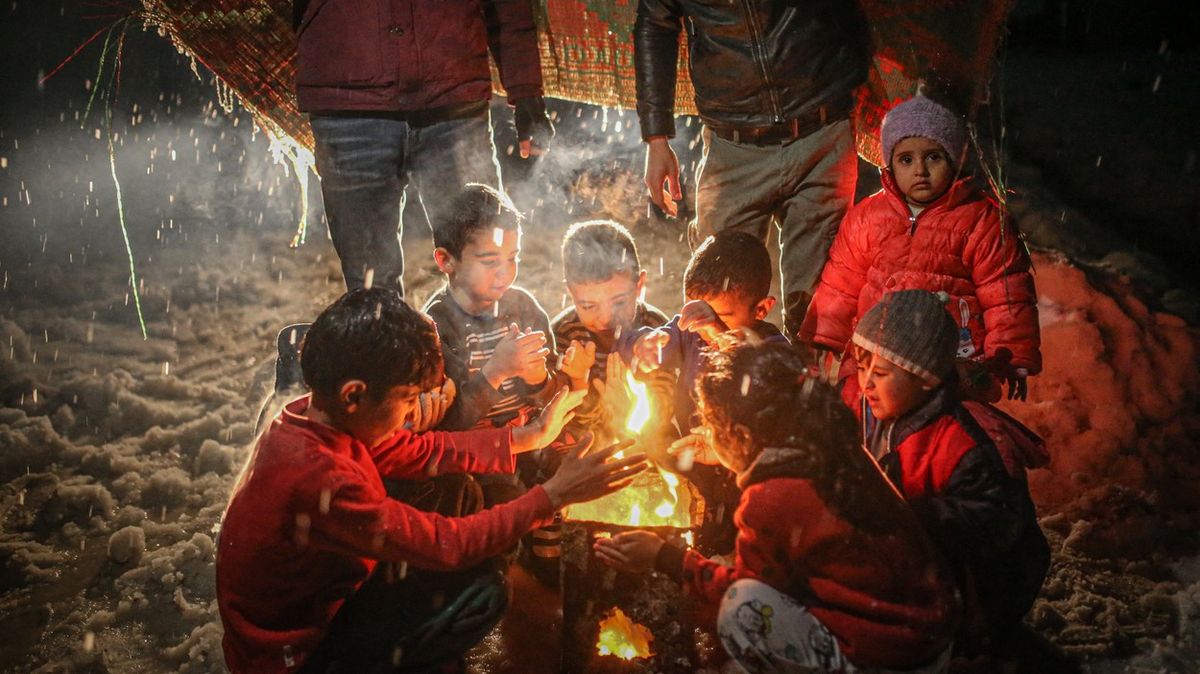 Snímky dokládají krutou realitu: Syrské děti umírají zimou